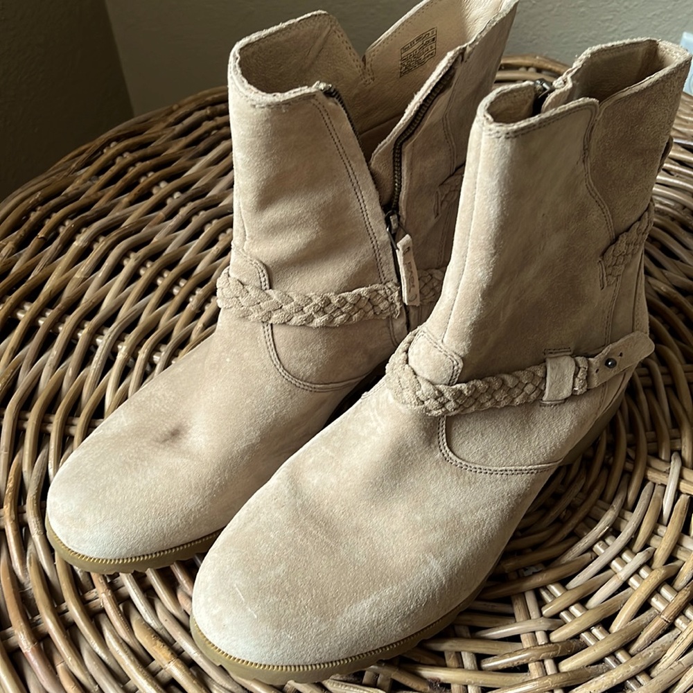 Teva suede boots size 11 in taupe